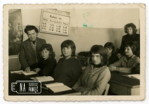 1965 Kl. VII z rocznika 1947, Nauczyciel Helena Ratajczak (Łukasińska), Od lewej: Krystyna Walacik, Grażyna Miklasz, Barbara Górska, drugi rząd: Janina Suchowska, Eleonora Brożyńska,  stoi Maria Olszewska